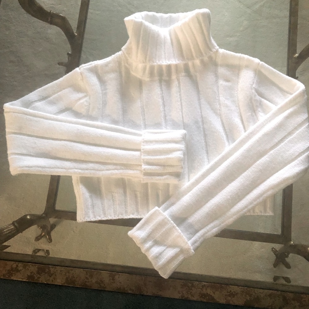 Crop turtleneck sweater in white. By HERA Collection size S, 100% Acrylic